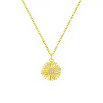 Ce collier doré met en valeur un petit pendentif soleil stylisé, aux rayons longs et fins, dont le centre est rehaussé d’un disque pavé de petits cristaux clairs pour un éclat lumineux. Le médaillon est suspendu à une chaîne fine à maillons réguliers, assortie au pendentif, qui se pose délicatement sur le décolleté pour un rendu chaleureux et élégant.

Caractéristiques :
Matière : Métal doré avec cristaux clairs.
Design : Pendentif soleil texturé aux rayons rayonnants, centré par un cœur pavé de brillants.
