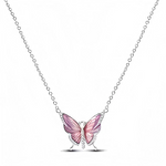 Ce collier en argent fin met en valeur un pendentif papillon délicat aux ailes facettées dans des tons dégradés de rose, qui captent joliment la lumière à chaque mouvement. Le papillon est suspendu au centre d’une chaîne légère composée de petits maillons ronds réguliers, ce qui lui permet de rester bien centré sur le décolleté pour un effet à la fois discret et lumineux.

Caractéristiques :

-Matière : Argent fin avec rose facetté.
-Design : Pendentif papillon aux ailes sculptées, monté sur une chaîne fine