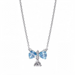 Ce pendentif sur collier fin en argent 925 arbore un nœud papillon gracieux formé de deux pierres triangulaires bleues facettées et une pierre triangle transparente au centre, évoquant délicatesse et féminité avec une touche colorée aérienne. La chaîne légère souligne sa silhouette élégante et joyeuse.

Caractéristiques :

Matière : Argent 925 (S925) et oxydes de zirconium bleus/transparents
Design : Nœud double avec trois pierres triangle serties, anneau de suspension intégré, collier chaîne fine
Style : D