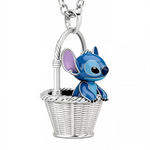 Ce collier capture une scène adorable: Stitch se hisse hors d’un panier façon osier, sculpté avec un effet tressé très réaliste. Les émaux bleu océan et les intérieurs d’oreilles lavande contrastent avec l’argent poli pour un rendu frais et lumineux. Une pièce tendre et ludique, parfaite pour un look casual ou un cadeau plein de malice.