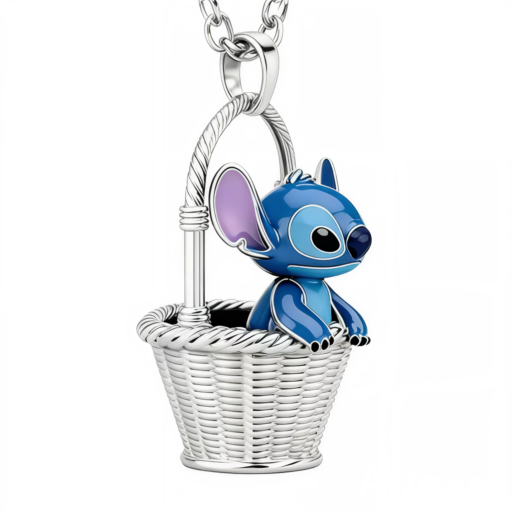 Ce collier capture une scène adorable: Stitch se hisse hors d’un panier façon osier, sculpté avec un effet tressé très réaliste. Les émaux bleu océan et les intérieurs d’oreilles lavande contrastent avec l’argent poli pour un rendu frais et lumineux. Une pièce tendre et ludique, parfaite pour un look casual ou un cadeau plein de malice.