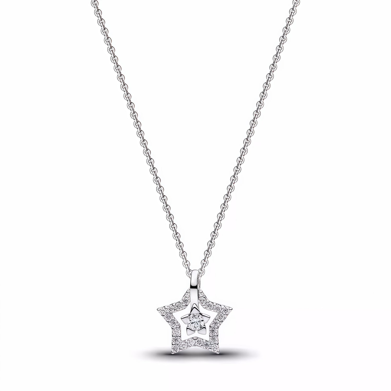 Apporte une touche de lumière et d’élégance à ton style avec ce collier argenté orné d’une étoile sertie de strass. Son design fin et scintillant évoque la magie, les rêves et la délicatesse, tout en restant facile à porter au quotidien. Un bijou raffiné et intemporel qui illumine subtilement toutes les tenues.

Caractéristiques :

- Matière : Argent 925.
- Design : Étoile argentée sertie de strass brillants.
- Dimensions : Taille délicate et confortable à porter.
- Style : Bijou lumineux, féminin et raffin