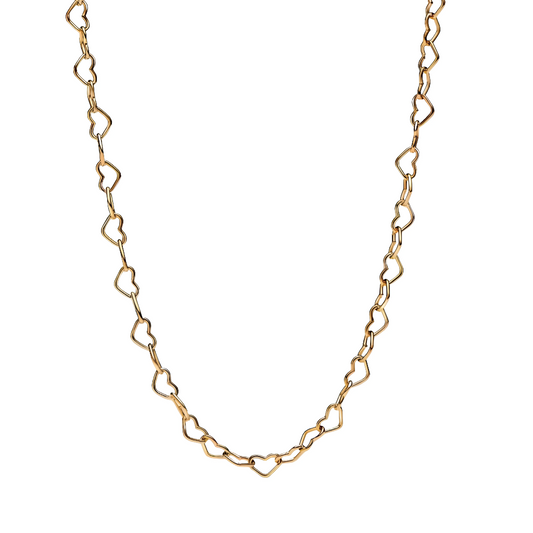 Adoptez une élégance douce et moderne avec ce collier Cœurs Imbriqués au design délicat. Son motif réduit et répétitif de petits cœurs entrelacés revisite un grand classique de la bijouterie avec une touche contemporaine. Réalisé en métal doré aux tons chauds, ce collier épuré est aussi adorable que sophistiqué. Parfait porté seul pour un look décontracté avec un pull, ou superposé à d'autres colliers pour un mélange de styles audacieux.