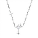 Ce collier en argent 925 présente un pendentif central formé d’une étoile à quatre branches sertie d’un cristal rond étincelant, prolongée par une petite étoile pendante pour un effet goutte très lumineux. Deux autres étoiles lisses sont intégrées sur la chaîne de chaque côté, donnant l’impression d’une mini constellation autour du cou.

Caractéristiques :

-Matière : Argent 925/1000 (sterling silver) avec cristal clair facetté.
Design : Motif étoiles minimaliste, une étoile centrale pavée, une étoile penda