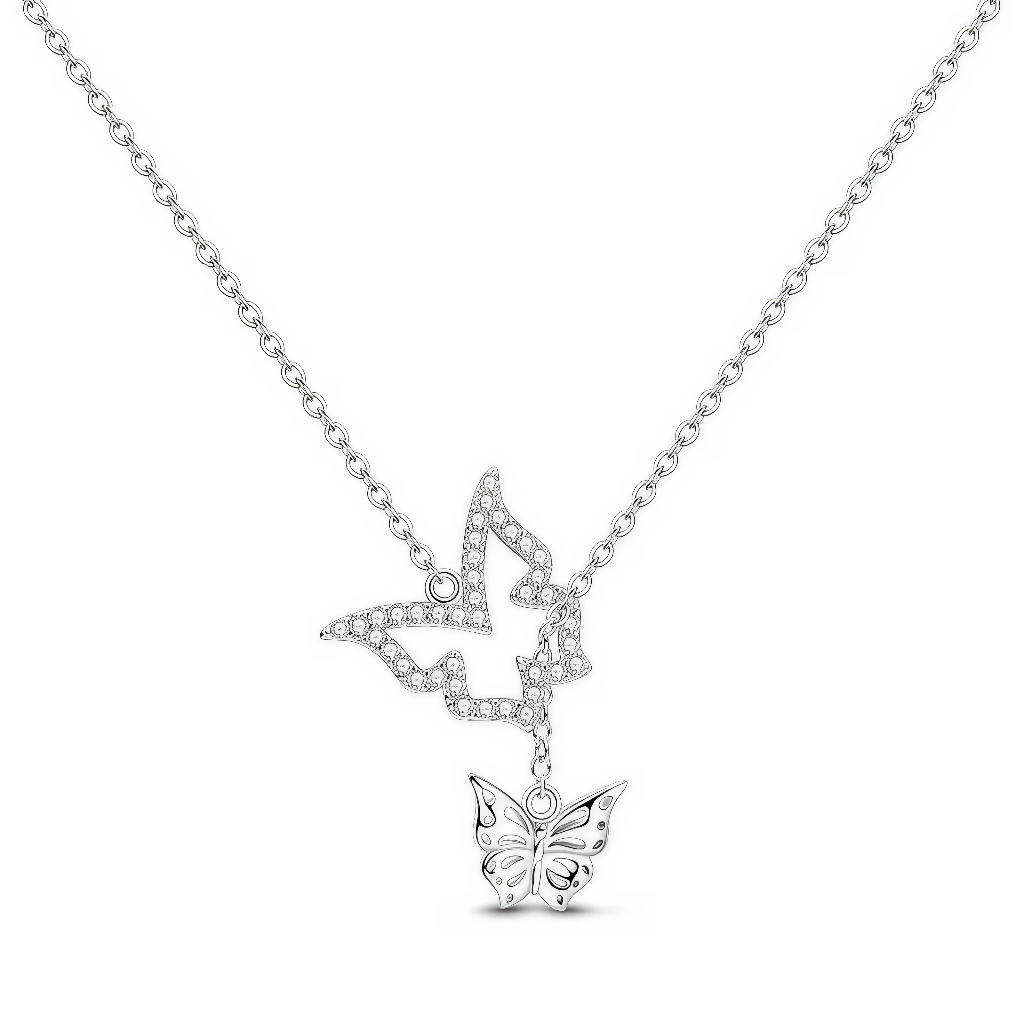 Ce collier en argent 925 présente un grand papillon ajouré entièrement pavé de petits cristaux étincelants, duquel descend un second papillon plein, lisse et délicatement ajouré, créant un effet de mouvement très raffiné. L’ensemble forme un motif vertical élégant qui allonge visuellement le cou tout en apportant une belle brillance.

Caractéristiques :

-Matière : Argent 925/1000 (sterling silver) avec micro-cristaux transparents sertis sur le papillon supérieur.
-Design : Grand papillon contour pavé de br