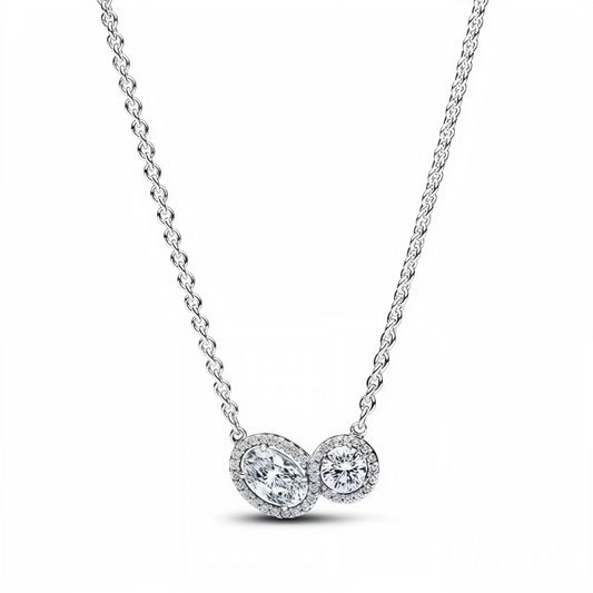 Ce collier raffiné en argent 925 célèbre la beauté des liens profonds. Deux pierres éblouissantes, reliées par un halo pavé étincelant, symbolisent l’unité, l’amour et la connexion sincère. Sa chaîne réglable permet un ajustement parfait, tandis que son design intemporel en fait un bijou aussi élégant que significatif. Idéal pour offrir ou se faire plaisir.