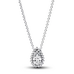 Brillez chaque jour avec élégance grâce au Collier Halo Poire Scintillante. Ce bijou en argent 925/1000e met en lumière une pierre taillée en forme de poire, sublimée par un halo pavé emblématique de la collection Pandora Timeless. Sertie en V et maintenue par deux griffes allongées, la pierre centrale offre un jeu de relief raffiné. Le pendentif mobile glisse le long d'une chaîne réglable, permettant un porté ajusté à chaque style. Un collier au design intemporel, parfait à porter seul ou superposé pour un