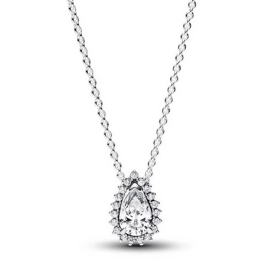 Brillez chaque jour avec élégance grâce au Collier Halo Poire Scintillante. Ce bijou en argent 925/1000e met en lumière une pierre taillée en forme de poire, sublimée par un halo pavé emblématique de la collection Pandora Timeless. Sertie en V et maintenue par deux griffes allongées, la pierre centrale offre un jeu de relief raffiné. Le pendentif mobile glisse le long d'une chaîne réglable, permettant un porté ajusté à chaque style. Un collier au design intemporel, parfait à porter seul ou superposé pour un
