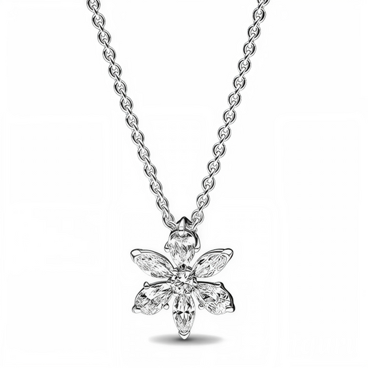 Laissez-vous séduire par l’éclat de la nature avec ce collier à pendentif herbier scintillant. Inspiré des formes florales, ce bijou raffiné est orné d’oxydes de zirconium cubiques taillés en marquise, poire et rond pour créer une fleur étincelante. Disponible en finition argentée ou dorée, ce collier apportera une touche de fraîcheur et de sophistication à toutes vos tenues, qu’elles soient décontractées ou élégantes.