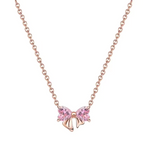 Symbole de féminité et de tendresse, ce collier en forme de nœud rose incarne le raffinement discret. Disponible en argenté ou en or rose, il ajoute une touche délicate à toutes vos tenues, du quotidien aux occasions spéciales. Sa finition soignée et sa silhouette élégante en font un bijou plein de charme à offrir ou à s’offrir.
Caractéristiques :
– Matière : Argent 925
– Couleurs disponibles : Argenté ou or rose
– Design : Nœud délicat au centre d’une chaîne fine
– Dimensions : Format discret et raffiné