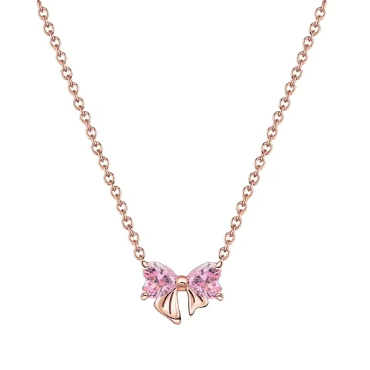 Symbole de féminité et de tendresse, ce collier en forme de nœud rose incarne le raffinement discret. Disponible en argenté ou en or rose, il ajoute une touche délicate à toutes vos tenues, du quotidien aux occasions spéciales. Sa finition soignée et sa silhouette élégante en font un bijou plein de charme à offrir ou à s’offrir.
Caractéristiques :
– Matière : Argent 925
– Couleurs disponibles : Argenté ou or rose
– Design : Nœud délicat au centre d’une chaîne fine
– Dimensions : Format discret et raffiné