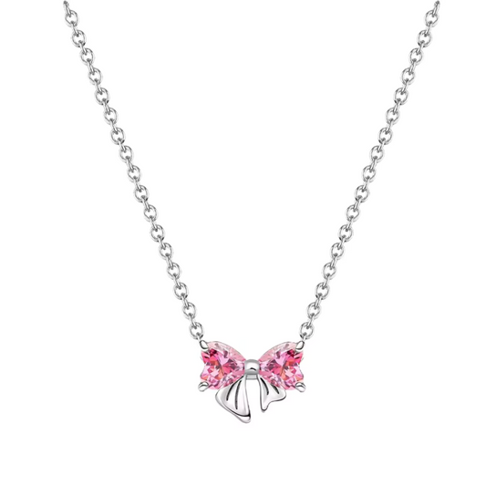 Symbole de féminité et de tendresse, ce collier en forme de nœud rose incarne le raffinement discret. Disponible en argenté ou en or rose, il ajoute une touche délicate à toutes vos tenues, du quotidien aux occasions spéciales. Sa finition soignée et sa silhouette élégante en font un bijou plein de charme à offrir ou à s’offrir.
Caractéristiques :
– Matière : Argent 925
– Couleurs disponibles : Argenté ou or rose
– Design : Nœud délicat au centre d’une chaîne fine
– Dimensions : Format discret et raffiné