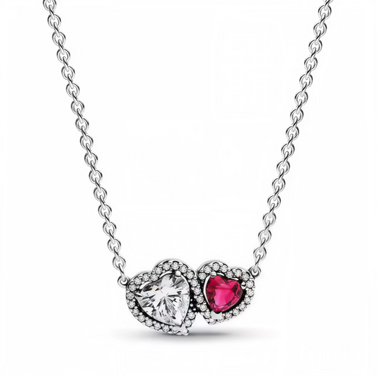 Symbole d’amour et de complicité, ce collier à pendentif Cœurs Halo séduit par l’éclat de ses cœurs entrelacés. L’un est orné d’un cristal de synthèse rouge profond, l’autre sublimé par un oxyde de zirconium cubique incolore étincelant. Monté sur une chaîne en argent 925 réglable sur trois longueurs, ce bijou raffiné s’adapte à tous les styles et à toutes les occasions, du quotidien aux instants les plus précieux.