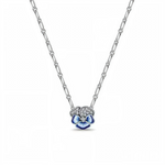 Symbole de souvenir, d’amour discret et de délicatesse, cette pensée bleue sublime ce collier en argent 925 avec une touche florale pleine de sens. La finesse des pétales, rehaussée d’un émail aux nuances bleutées, en fait un bijou raffiné et poétique, parfait pour exprimer des sentiments sincères ou ajouter une note de douceur à votre style.
Caractéristiques :
– Matière : Argent 925
– Couleur : Argenté avec fleur émaillée en bleu profond et nuances violettes
– Design : Fleur de pensée stylisée suspendue à 