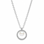Incarnez la beauté intemporelle avec ce collier élégant alliant la pureté d’une perle de culture d’eau douce traitée à l’éclat scintillant d’un pavé d’oxydes de zirconium cubiques. Monté sur une chaîne réglable de 45 cm en argent 925/1000e, son pendentif glisse avec grâce, illustrant le savoir-faire raffiné et délicat de Pandora. Un bijou parfait pour sublimer toutes vos tenues, du quotidien aux occasions spéciales.