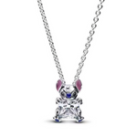 Célébrez la magie de Disney avec ce charmant collier inspiré par le célèbre Stitch. Ce bijou capture à merveille l'espièglerie et le charme unique de ce personnage mythique grâce à sa résine émaillée colorée et son oxyde de zirconium cubique incolore. Un hommage parfait à Disney, alliant fun et élégance dans un design moderne et raffiné.