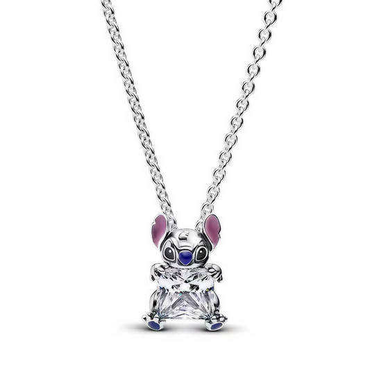 Célébrez la magie de Disney avec ce charmant collier inspiré par le célèbre Stitch. Ce bijou capture à merveille l'espièglerie et le charme unique de ce personnage mythique grâce à sa résine émaillée colorée et son oxyde de zirconium cubique incolore. Un hommage parfait à Disney, alliant fun et élégance dans un design moderne et raffiné.