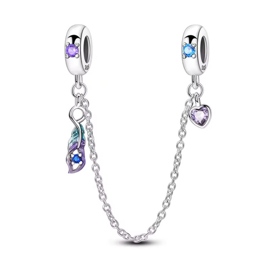 Apportez une touche de légèreté et d’élégance à votre bracelet avec cette magnifique chaîne de sécurité ornée d’une plume violette et bleue. Fabriquée en argent 925, cette chaîne met en valeur une plume délicatement sculptée et colorée, symbolisant la liberté, la spiritualité et l’inspiration. Les nuances de violet et de bleu ajoutent une dimension féérique et raffinée à ce bijou unique.

En plus d’ajouter une note poétique et élégante à votre bijou, cette chaîne de sécurité protège votre bracelet en empêch