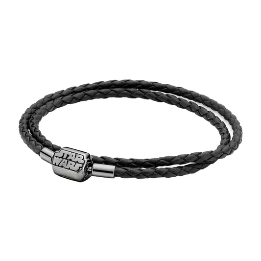 Affichez votre passion pour l'univers épique de Star Wars avec ce bracelet tressé en faux cuir, alliant confort et style. Inspiré des éléments iconiques de la saga, ce bracelet robuste et tendance est le parfait accessoire pour les fans de l'univers Star Wars. Son design élégant, avec ses détails distinctifs, ajoutera une touche de geek-chic à votre look tout en restant fidèle à l'esprit de la franchise.