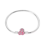 Ajoutez une touche de glamour et de féminité à votre style avec ce bracelet inspiré de l’univers emblématique de Barbie. Disponible en plusieurs tailles pour un ajustement parfait, ce bracelet est conçu en métal argenté brillant et orné d’un pendentif gravé du célèbre logo Barbie. Que ce soit pour exprimer votre amour pour cette icône intemporelle ou pour offrir un cadeau unique, ce bracelet apportera une touche sophistiquée et ludique à toute tenue.