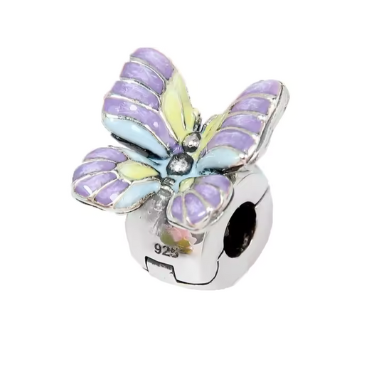 Ajoutez une touche de grâce et de délicatesse à votre bracelet avec ce charm clip en argent 925, magnifiquement orné d’un papillon violet. Symbole de transformation, de liberté et de beauté, ce bijou évoque la douceur du printemps et l’élégance naturelle des papillons en plein envol.

Son design raffiné, sublimé par des détails violets éclatants, apportera une note féerique et colorée à votre collection.