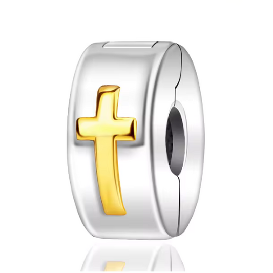 Ajoutez une touche de spiritualité à votre collection avec ce clips croix, symbole de foi et de protection. En argent 925, ce bijou incarne l’amour divin et la force intérieure, parfait pour ceux qui souhaitent porter un symbole puissant de leur croyance au quotidien.