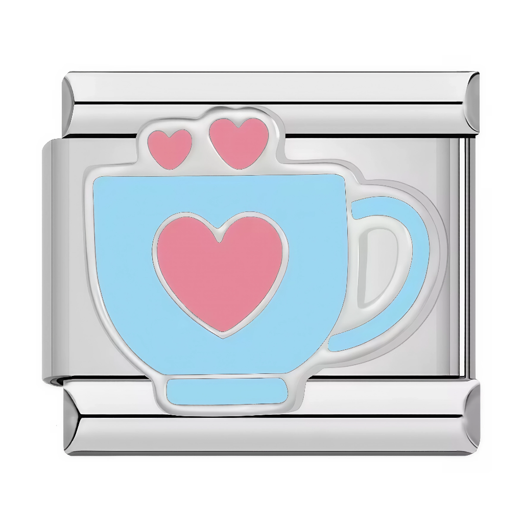 Ce charm italien montre une tasse bleue décorée d'un cœur rose sur le côté et trois petits cœurs sur le couvercle, symbole de tendresse quotidienne et de moments chaleureux. Son style pastel adorable en fait un bijou cosy pour les amateurs de boissons et d'affection sur un bracelet à charms italien.