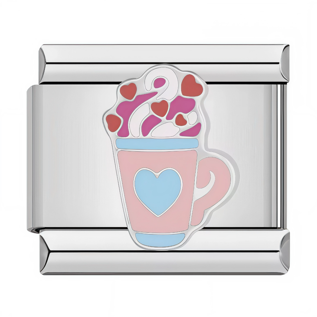 Ce charm italien illustre une tasse rose de chocolat chaud surmontée d'une chantilly généreuse parsemée de cœurs roses et blancs, pour un effet cosy et irrésistible. Le design kawaii et gourmand en fait un bijou parfait pour les fans de boissons chaudes et de tendresse sur un bracelet à charms italien.