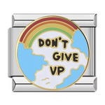 Ce charm italien montre un globe bleu et blanc surmonté d’un arc‑en‑ciel, avec le message&nbsp;“DON’T GIVE UP” inscrit au centre. Ce design motivant rappelle de garder espoir et de persévérer, tout en ajoutant une touche colorée à un bracelet à charms italien.