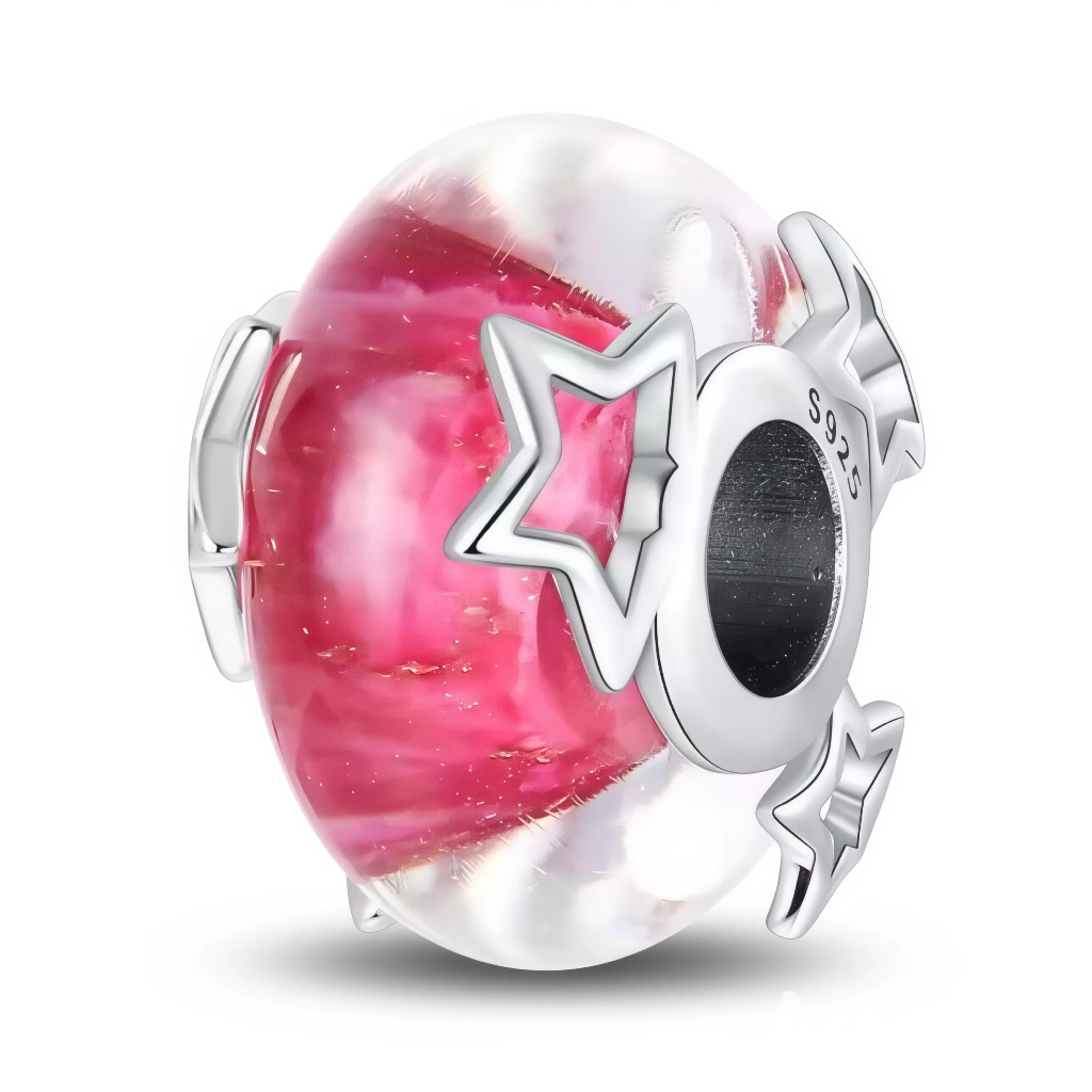 Ce charm évoque un bonbon acidulé avec son verre de Murano rose et blanc, aux nuances marbrées qui rappellent les sucreries d’antan. Des embouts en forme de papier de bonbon et des étoiles stylisées en argent sterling&nbsp;925&nbsp;(gravé S925) encadrent la perle, pour un look ludique et gourmand.