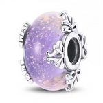 Ce charm en verre de Murano lavande présente de jolis reflets pailletés et légèrement opalescents, qui rappellent un ciel crépusculaire ou de fines poussières d’étoiles. De délicats nœuds en argent sterling&nbsp;925&nbsp;(gravé S925) encadrent la perle, apportant une touche raffinée et romantique.