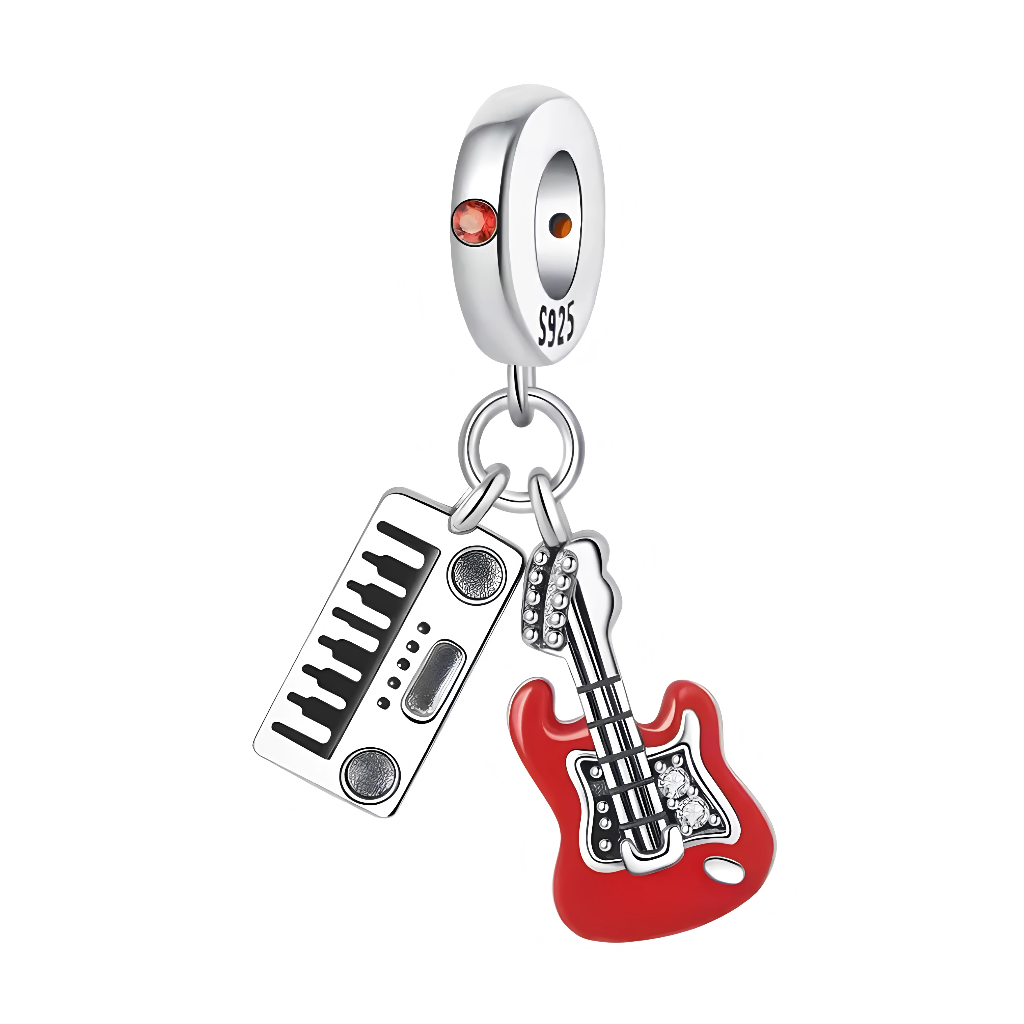 Ce charm pendentif musical duo présente un clavier piano noir et blanc réaliste suspendu à une guitare électrique rouge émaillée brillante, avec un petit cristal rouge évoquant la passion rock'n'roll. Les détails ciselés sur les touches du piano et le manche de la guitare capturent l’essence du rythme et de la mélodie fusionnées. L’anneau supérieur rond permet une intégration harmonieuse sur les bracelets.