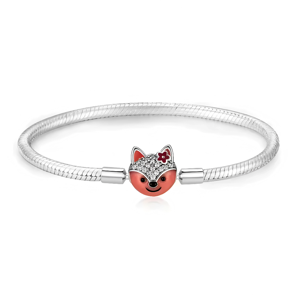 Ce bracelet malin et espiègle arbore une chaîne souple maille serpent en argent sterling 925 poli, centrée d’un charm renard corail enamel brillant aux yeux pétillants, oreilles pointues et fleur rouge avec strass centraux pour une touche féminine scintillante. Disponible en tailles 17 cm, 18 cm, 19 cm et 20 cm, il convient aux poignets délicats avec fermoir lobster sécurisé et ajustement flexible. Poinçonné S925, nickel-free et durable, parfait comme base pour charms ou porté seul pour un look sauvage chic