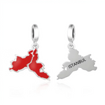 Pont entre Orient et Occident, ce charm drapeau d’Istanbul en argent sterling 925 arbore un émail rouge intense évoquant le pavillon ottoman, avec l’inscription ISTANBUL en lettres gothiques. La forme stylisée de la carte du Bosphore, sur bélière ronde lisse, s’attache sans heurt aux bracelets Pandora pour un bijou cosmopolite et mystérieux. Poinçonné S925, sans nickel et voyageur, ce charm respire les bazars, mosquées et hammams. Idéal pour escapades culturelles ou amour des mégapoles historiques.

