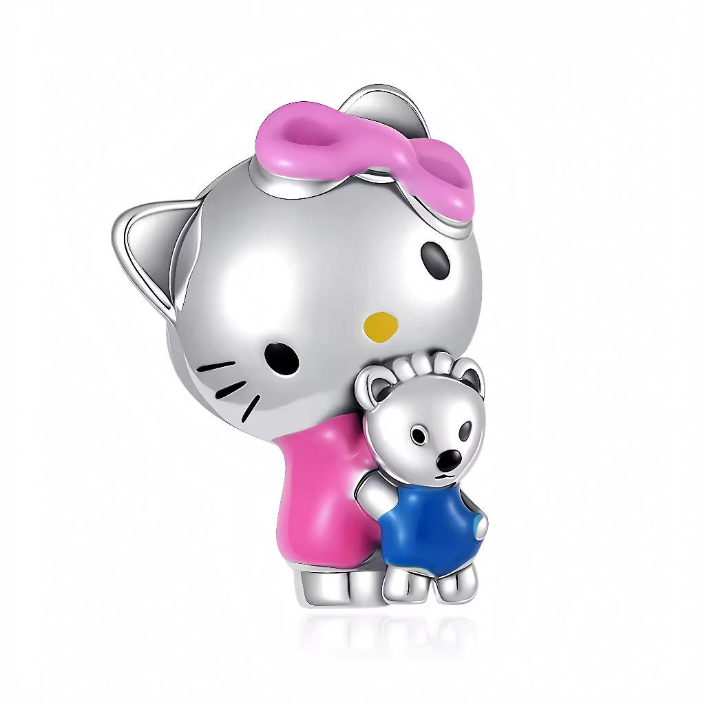 Ce charm pendentif tendre et émouvant met en scène&nbsp;Hello Kitty&nbsp;de l’univers Sanrio dans un moment d’affection pure, serrant dans ses bras un petit ours gris en argent poli, habillé d’une salopette bleue adorable. Sa silhouette en argent brillant porte une robe rose en émail doux et un grand nœud rose vif sur la tête, avec ses oreilles de chat iconiques, son petit nez jaune et ses yeux noirs pétillants de bonheur. L’ours au museau rond et aux oreilles pointues complète parfaitement la scène, symbol