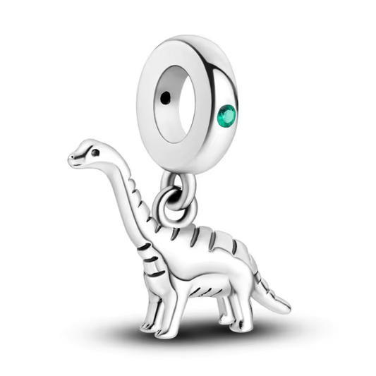 Embarquez pour un voyage dans le temps avec ce charm en argent 925 représentant un Brachiosaurus, ce dinosaure emblématique au long cou majestueux. Son design soigné met en avant la puissance tranquille et la grâce de cette créature préhistorique. Un bijou original et fascinant pour les passionnés d’histoire naturelle et de pièces uniques.