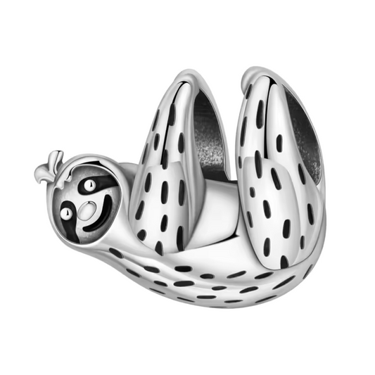 Adoptez la zen attitude avec ce charm en argent 925 représentant un paresseux tout en douceur. Installé confortablement, ce petit animal symbolise le calme et la sérénité, parfait pour une touche apaisante dans votre collection de charms. Un bijou charmant et original pour les amoureux de la nature et du slow life.