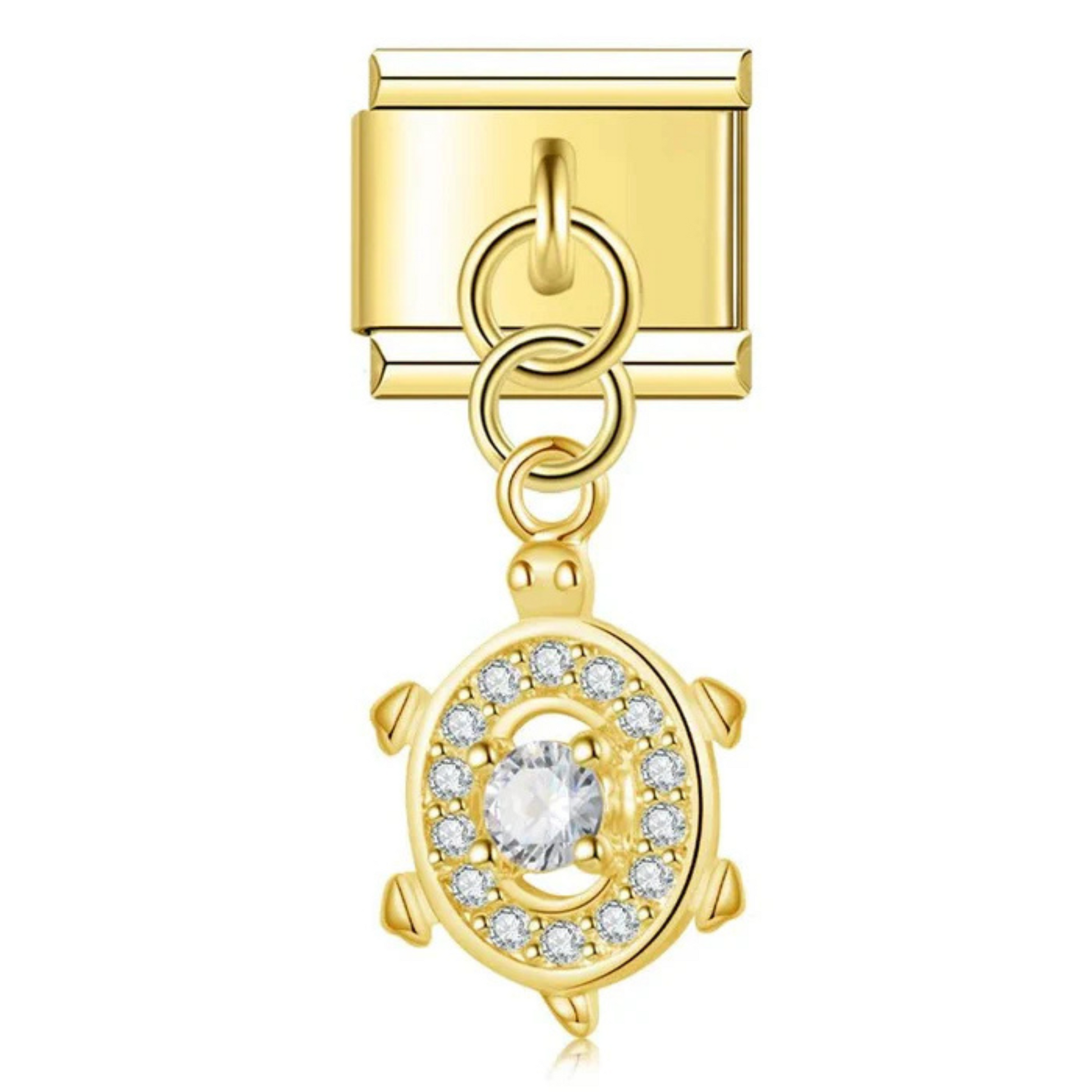 Ce charm italien pendentif représente une jolie tortue, symbole de sagesse et de longévité. Avec sa finition dorée éclatante, il est fabriqué en acier inoxydable de haute qualité pour offrir robustesse et élégance. Facile à fixer, il s’adapte parfaitement à nos bracelets composés de 17 maillons extensibles et réglables, convenant à toutes les tailles de poignet. Compatible avec tous nos charms italiens, ce bijou raffiné est idéal pour personnaliser votre bracelet avec une touche marine et intemporelle.