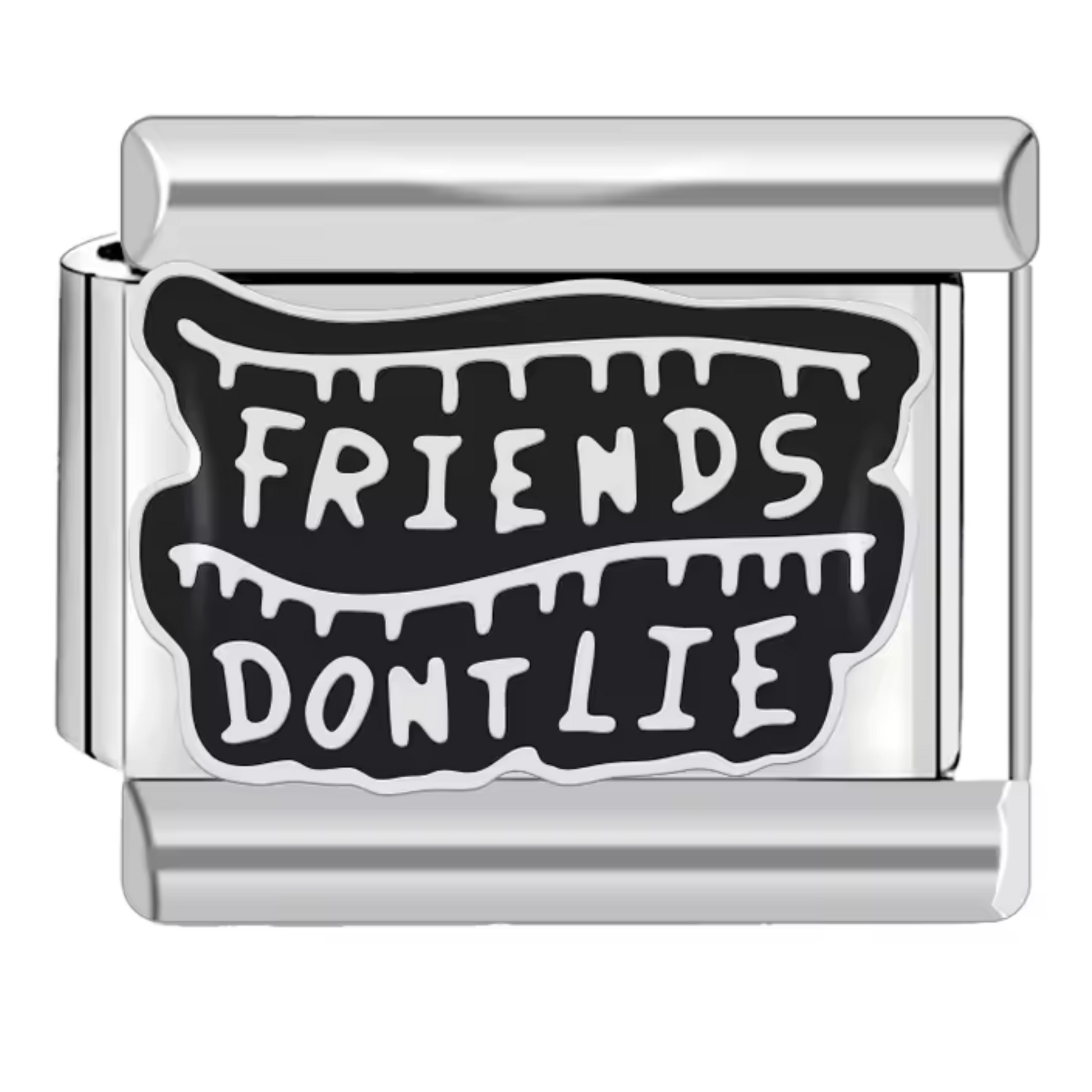 Ce charm italien porte l’inscription emblématique “Friends Don’t Lie”, une phrase culte de la série Stranger Things. Fabriqué en acier inoxydable de haute qualité, il allie robustesse et style, parfait pour afficher votre attachement à la série. Facile à fixer, il se monte sur nos bracelets composés de 17 maillons extensibles et réglables, convenant à toutes les tailles de poignet. Compatible avec tous nos charms italiens, ce bijou vous permet de personnaliser votre bracelet avec un message fort et symboliq
