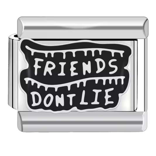 Ce charm italien porte l’inscription emblématique “Friends Don’t Lie”, une phrase culte de la série Stranger Things. Fabriqué en acier inoxydable de haute qualité, il allie robustesse et style, parfait pour afficher votre attachement à la série. Facile à fixer, il se monte sur nos bracelets composés de 17 maillons extensibles et réglables, convenant à toutes les tailles de poignet. Compatible avec tous nos charms italiens, ce bijou vous permet de personnaliser votre bracelet avec un message fort et symboliq