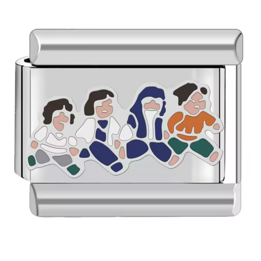 Ce charm italien capture l’esprit du groupe emblématique de Stranger Things avec Mike, Will, Dustin et Lucas réunis. Fabriqué en acier inoxydable de haute qualité, il allie robustesse et détails précis pour représenter fidèlement ces quatre héros. Facile à fixer, il s’adapte à nos bracelets composés de 17 maillons extensibles et réglables, convenant à toutes les tailles de poignet. Compatible avec tous nos charms italiens, ce bijou est parfait pour personnaliser votre bracelet avec une touche nostalgique et
