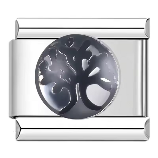 Ce charm italien représentant l'Arbre de la Vie est fabriqué en acier inoxydable de haute qualité, alliant robustesse et élégance. Son design symbolique apporte une touche de spiritualité et d’harmonie à votre bracelet. Il se fixe facilement à nos bracelets composés de 17 maillons de charms, qui s’étendent et se contractent pour s’adapter parfaitement à la taille de votre poignet. Tous nos charms italiens sont compatibles entre eux, vous offrant la possibilité de personnaliser votre bijou en ajoutant ou ret