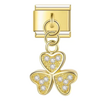 Ce charm italien pendentif doré en forme de trèfle à 3 feuilles est délicatement orné d’une pierre blanche scintillante au centre. Fabriqué en acier inoxydable de haute qualité avec une finition dorée élégante, il allie robustesse et raffinement. Ce pendentif s’attache facilement à vos bracelets ou colliers, offrant une touche de chance et d’élégance. Tous nos charms italiens sont compatibles entre eux, vous permettant de personnaliser votre bijou selon vos envies.