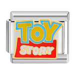 Ce charm italien rend hommage au célèbre logo Toy Story, symbole d’aventure, d’amitié et de nostalgie. Confectionné en acier inoxydable argenté de haute qualité, il offre des détails précis et une brillance durable pour un rendu vibrant et raffiné. Facile à fixer, il se glisse parfaitement sur nos bracelets composés de 17 maillons extensibles et réglables, adaptés à tous les poignets. Compatible avec tous nos charms italiens, ce bijou est idéal pour apporter une touche iconique et ludique à votre collection