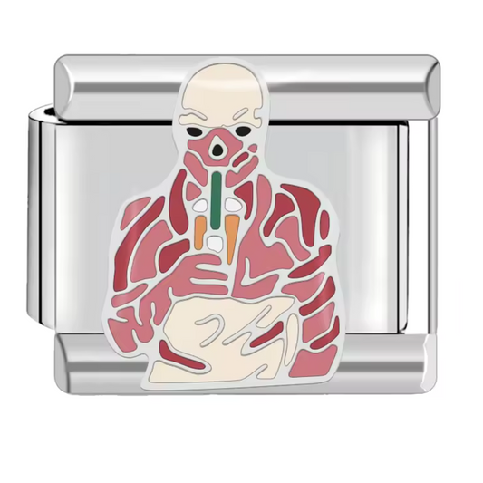 Ce charm italien insolite représente Vecna, le redoutable antagoniste de Stranger Things, en train de boire une boisson – un clin d’œil humoristique pour les fans de la série. Fabriqué en acier inoxydable de haute qualité, il allie originalité et robustesse. Facile à fixer, il s’adapte à nos bracelets composés de 17 maillons extensibles et réglables, convenant à toutes les tailles de poignet. Entièrement compatible avec tous nos charms italiens, il apporte une touche geek et décalée à votre bijou personnali