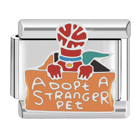 Ce charm italien original représente le Démogorgon accompagné de l’inscription humoristique « Adopt a Stranger Pet », un clin d’œil décalé à la série Stranger Things. Fabriqué en acier inoxydable de haute qualité, il allie robustesse et détails soignés pour un rendu unique. Facile à fixer, il s’adapte à nos bracelets composés de 17 maillons extensibles et réglables, convenant à toutes les tailles de poignet. Compatible avec tous nos charms italiens, ce bijou apporte une touche geek et amusante à votre colle
