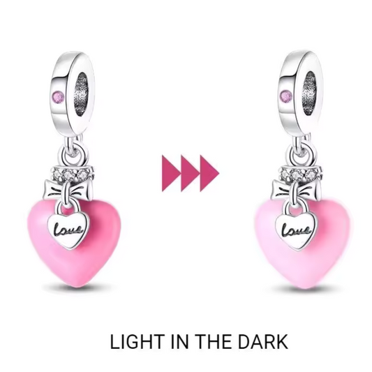 Herz-Anhänger mit der Aufschrift „Love“ – „Glow in the Dark“