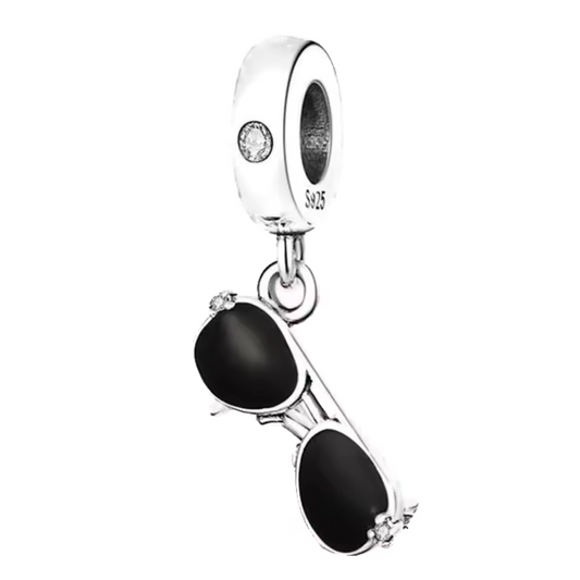 Funkelnder Sonnenbrillen-Charm – Symbol für Stil und Freiheit