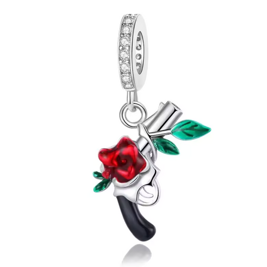 Pistole und rote Rose Charm – Symbol der Leidenschaft und Dualität