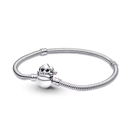 Emportez un peu de l'esprit espiègle de Stitch avec vous grâce à ce bracelet adorable et original, parfait pour les fans de l'univers de Lilo et Stitch.